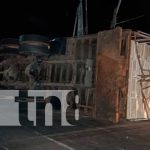 Conductor de camión cargado de pollo se vuelca en carretera Masaya Foto: Conductor de camión cargado de pollo se vuelca en carretera Masaya/Tn8