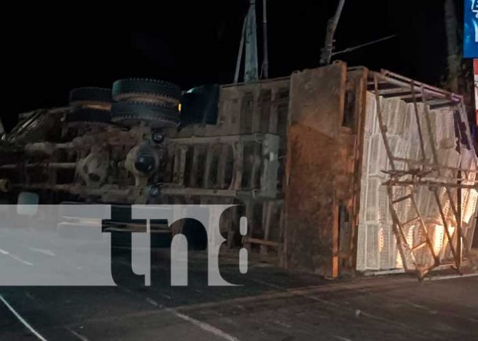 Foto: Conductor de camión cargado de pollo se vuelca en carretera Masaya/Tn8