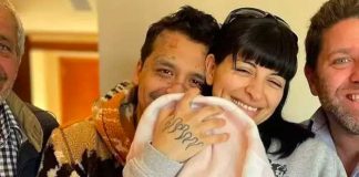 Nodal y Cazzu posan por primera vez junto a su bebé
