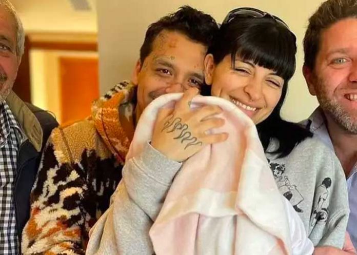 Nodal y Cazzu posan por primera vez junto a su bebé