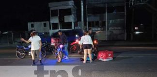 Peatón hasta el queso provoca accidente