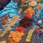 Madre usa papel aluminio en lugar de platos para no lavar trastes