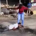 Se arrastra por el suelo, le suplica a su amante que no lo deje