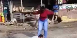 Se arrastra por el suelo, le suplica a su amante que no lo deje