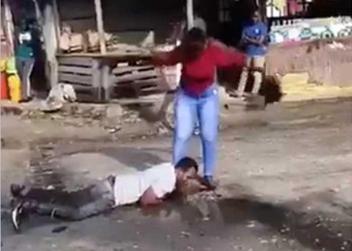 Se arrastra por el suelo, le suplica a su amante que no lo deje