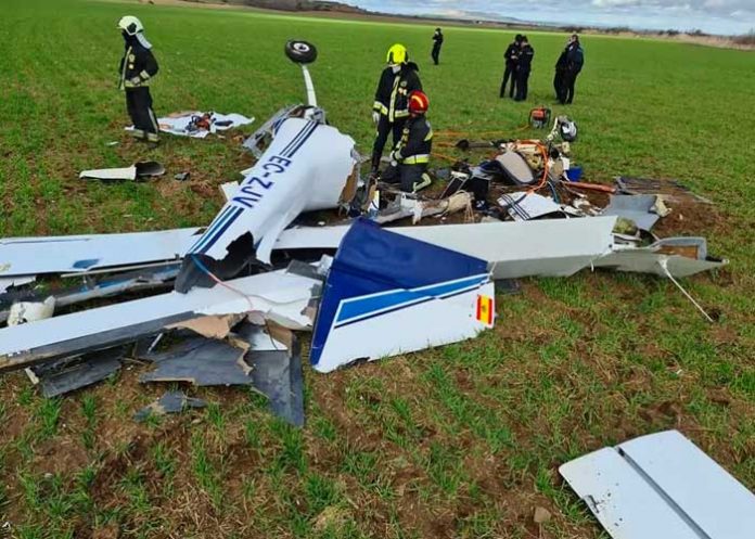 Mueren al estrellarse una avioneta en España