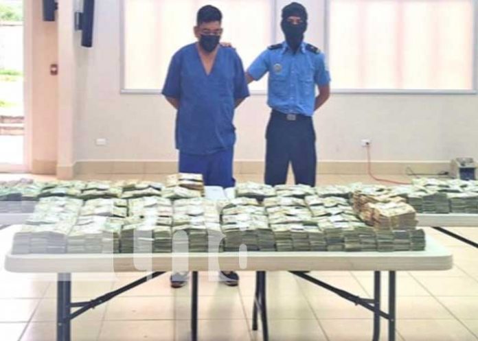 Foto: Incautación de dólares por parte de la Policía Nacional