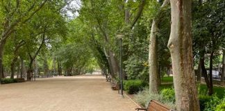 Hombre desnudo es perseguido por otro en calle de Argentina