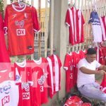 Fanáticos del Real Estelí listos para el partido contra el CAI de Panamá Foto: Venta de camisetas del Real Estelí / TN8
