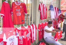 Fanáticos del Real Estelí listos para el partido contra el CAI de Panamá Foto: Venta de camisetas del Real Estelí / TN8