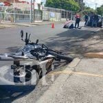 Motociclista «a todo mamón» pierde el control y se accidenta en Managua Foto: Accidente de tránsito por aventajar a alta velocidad en Managua / TN8