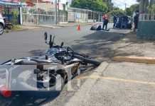 Motociclista «a todo mamón» pierde el control y se accidenta en Managua Foto: Accidente de tránsito por aventajar a alta velocidad en Managua / TN8