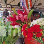 Las flores, un lindo recuerdo para el Día de los Difuntos en Nicaragua Foto: Flores, cruces y más se comercia antes del Día de los Difuntos en Nicaragua / TN8