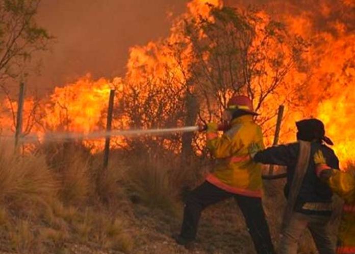 Decenas de evacuados por incendios en Argentina