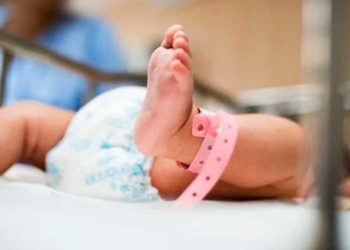 Médicos de Gaza rescatan a un bebé del vientre