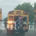 Foto: Mujeres se guindan de un bus en Managua / TN8