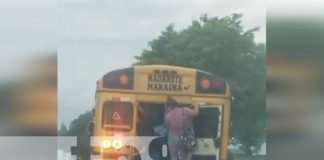 Foto: Mujeres se guindan de un bus en Managua / TN8