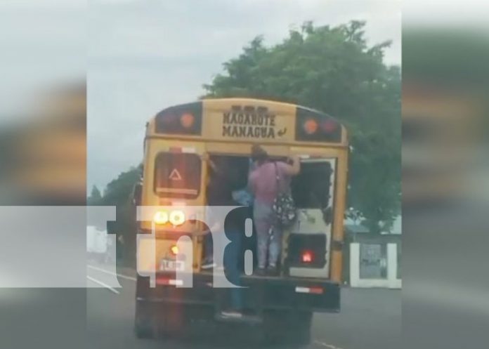 Foto: Mujeres se guindan de un bus en Managua / TN8