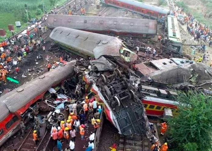 india1 14 muertos al chocar dos trenes de pasajeros en la India