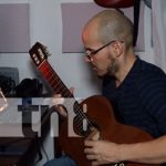 Foto: Guitarrista de Kenko listo para el AniPop 2023