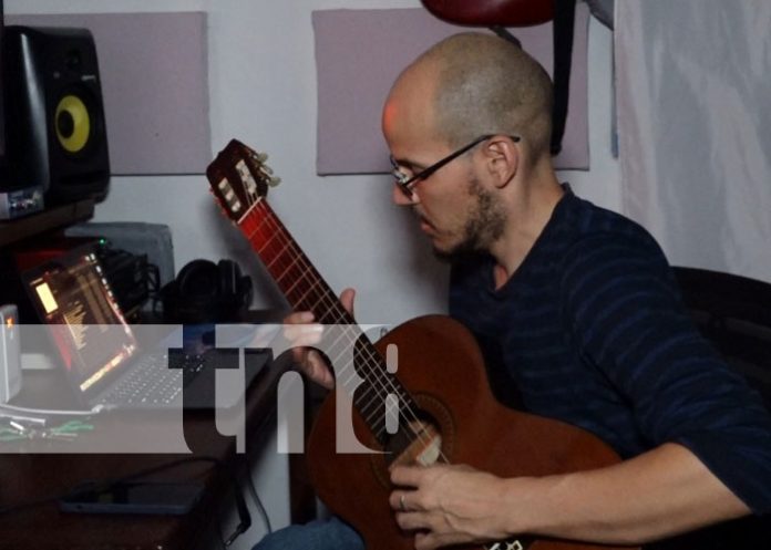 Foto: Guitarrista de Kenko listo para el AniPop 2023