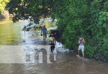 Familia es arrastrada por un río al intentar cruzar un puente en León Foto: Una familia fue arrastrada por una corriente de un río en León / TN8