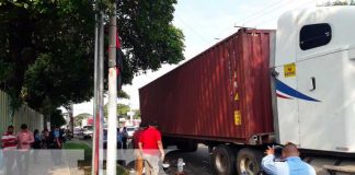 Hombre fallece bajo las pesadas llantas de una rastra en Montoya, Managua
