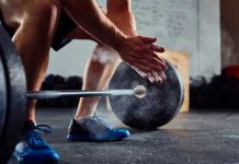 Barra le cae en el cuello en un gimnasio en México