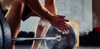 Barra le cae en el cuello en un gimnasio en México