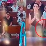 «Salió avispa» Muchachita nefasta roba carteras en plena misa ¡No hay temor de Dios! Niña roba carteras en plena misa