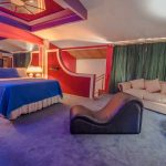 Estuvo afuera de hotel hasta que confirmó infidelidad 