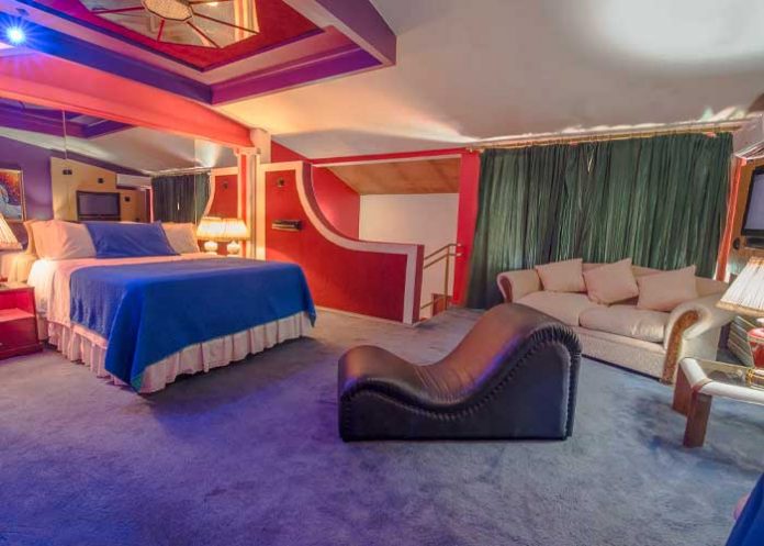 Estuvo afuera de hotel hasta que confirmó infidelidad 