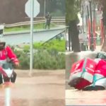 Repartidor de comida es arrastrado con su moto 