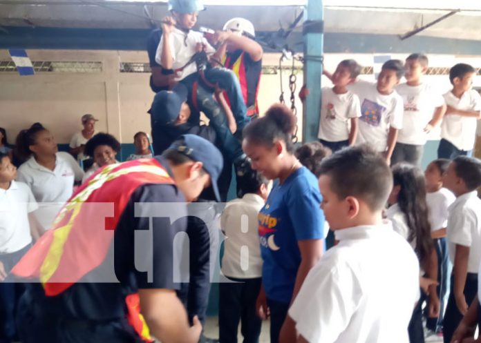 Foto: Aprendizaje para niñez de Ometepe con los bomberos / TN8