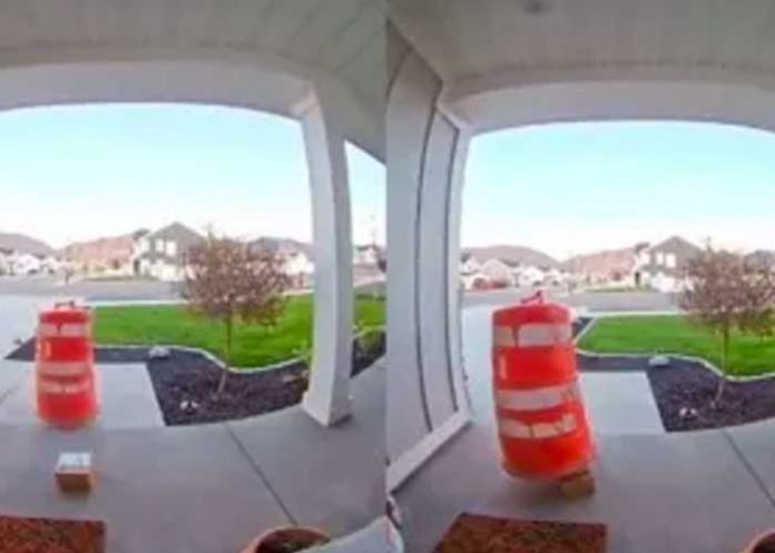 paquet3 Se disfraza de cono para llevarse un paquete de Amazon