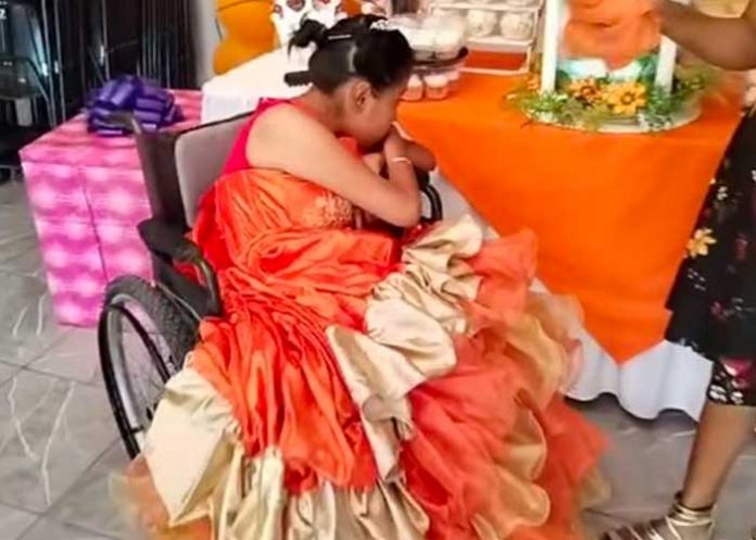 quince Quinceañera con discapacidad es plantada