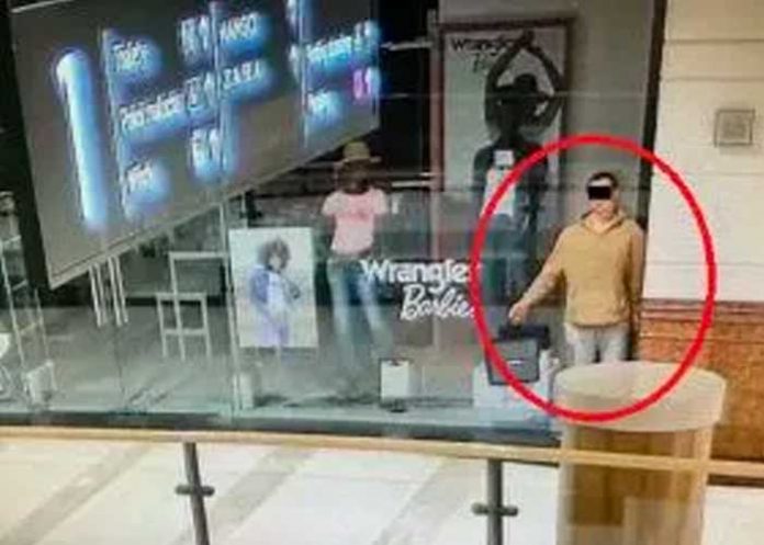 Ladrón se hace pasar por un maniquí 
