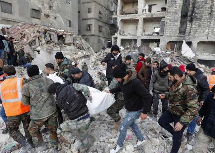 Sigue búsqueda de atrapados tras el sismo en Afganistán