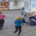 Como «poseído por el demonio» alumno casi mata a golpes a su maestra en Florida Alumno de Florida casi mata a golpes a su maestra