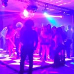 Indignante: Descarado cantante desnudó a una mujer en pleno show (VIDEO) Cantante enfrentaría 13 años de prisión por desnudar a una mujer
