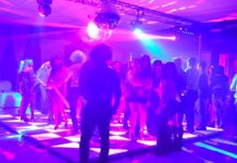 Indignante: Descarado cantante desnudó a una mujer en pleno show (VIDEO) Cantante enfrentaría 13 años de prisión por desnudar a una mujer
