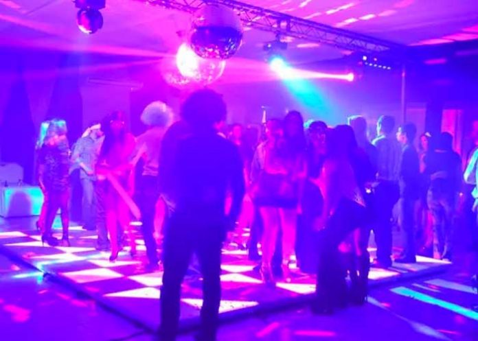 Cantante enfrentaría 13 años de prisión por desnudar a una mujer 