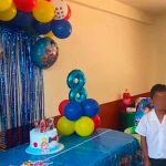 Alumnos organizan fiesta a compañero de clase y llora de alegría