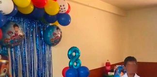 Alumnos organizan fiesta a compañero de clase y llora de alegría