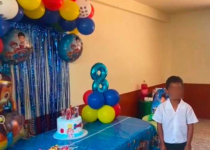 viral4 Alumnos organizan fiesta a compañero de clase y llora de alegría