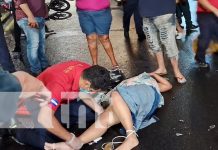 Motociclista y acompañante en estado crítico tras impactar contra una camioneta en Managua Foto: Motociclista y acompañante en estado crítico tras impactar contra una camioneta en Managua/TN8