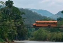 ¿Valentía o imprudencia? Conductor desafía la muerte al cruzar un puente en ruinas Foto: Conductor de bus pasa un punte colgante /cortesía