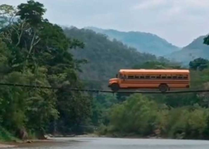 Foto: Conductor de bus pasa un punte colgante /cortesía