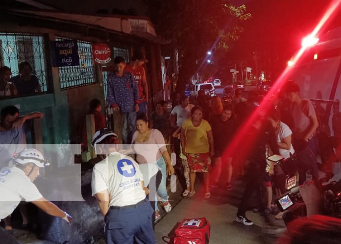 Foto: Motociclista grave al irrespetar luz roja del semáforo y estrellarse contra un taxi / TN8