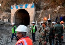 40 obreros quedaron atrapados tras derrumbarse un túnel en India